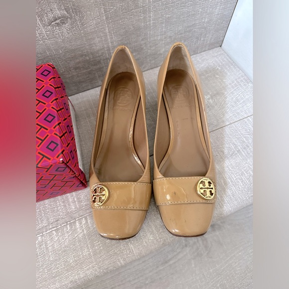 Tory Burch Marion Mustard Patent Leather Block Heel Gold Trim Pumps - Picture 1 of 6
